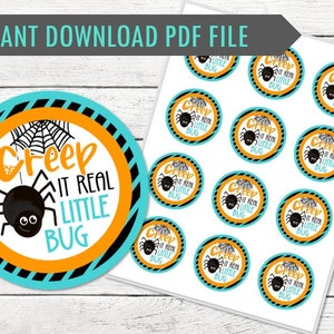 Peut inclure: Feuille d'autocollants sur le thème d'Halloween avec un design circulaire. Chaque autocollant présente une araignée noire, une toile d'araignée et la phrase "Creep it Real Little Bug" en orange et blanc sur un fond bleu sarcelle et orange.