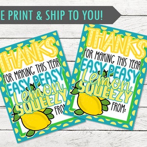 Puede incluir: Dos tarjetas de agradecimiento imprimibles con un tema de limón. Las tarjetas son azules y amarillas con lunares blancos y el texto "Gracias por hacer de este año un año fácil, de limón y refrescante".