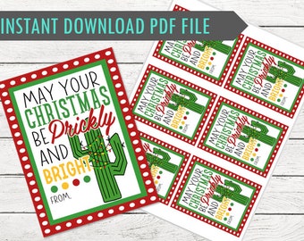 Könnte beinhalten: Druckbare Weihnachtsgeschenkanhänger mit einem grünen Kaktus, der mit Lichtern geschmückt ist. Der Anhänger trägt den Text "May Your Christmas Be Prickly and Bright" in Grün und Rot, mit einem rot-weißen Rand. Oben steht "Instant Download PDF File".