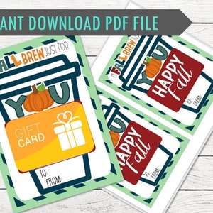 Può includere: Download digitale di porta carte regalo a tema autunnale. Il design presenta una tazza di caffè con una zucca, il testo "A Fall Brew Just For You" e una grafica di buoni regalo. Ulteriori carte dicono "Happy Fall."
