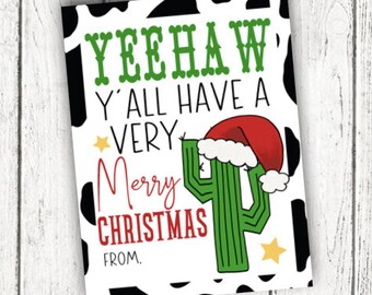 Könnte beinhalten: Weihnachtskarte mit weißem Hintergrund und einem schwarz-weißen Kuhdruckrand. Die Karte zeigt einen grünen Kaktus mit Weihnachtsmütze und dem Text "YEEHAW Y'ALL HAVE A VERY Merry CHRISTMAS FROM."