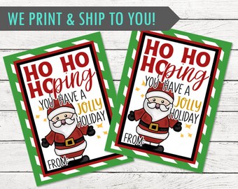 Könnte beinhalten: Zwei Weihnachtsgeschenkanhänger mit einem grün-weiß gestreiften Rand. Jeder Anhänger zeigt eine Illustration des Weihnachtsmanns und den Text "HO HO Hoping You Have a Jolly Holiday" in Rot und Schwarz. Die Anhänger enthalten ein Feld zum Ausfüllen von "FROM".