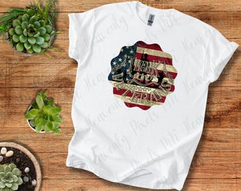 Può includere: T-shirt bianca con un design patriottico. Il design presenta la bandiera americana con le parole "Thank You Veteran" in un carattere invecchiato. Il design è rosso, bianco e blu.