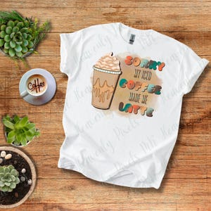 Koszulka Coffee Made Me Latte - „Przepraszam, moja mrożona kawa sprawiła, że uczyniłam latte” Fantazyjny, zabawny wzór, Coffee Addicts, Coffee Lover, koszulka dla miłośników latte