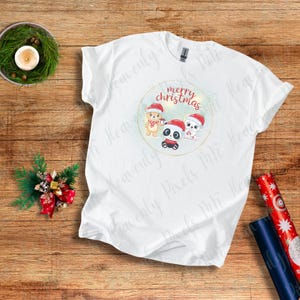 Camiseta "Feliz Navidad" con diseño de panda, oso polar y oso pardo, escena nevada, temporada navideña, camiseta de fiesta navideña.