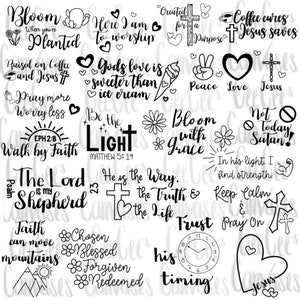 Puede incluir: Impresión digital en blanco y negro con citas inspiradoras y versículos bíblicos. Las citas incluyen "Bloom where you're planted", "God's love is sweeter than ice cream", "Be the light", "Bloom with grace", "Faith can move mountains", "Chosen, Blessed, Forgiven, Redeemed", "He is the way, the truth & the life", "Coffee cures, Jesus saves", "In his light I find strength", "Keep calm & pray on", "His timing", "Not today Satan!" and "The Lord is my Shepherd".