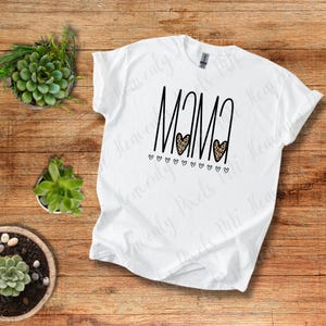 MAMA-T-shirt: handgeschreven, printontwerp met handgetekende luipaardhartaccenten, rij schattige harten voor trendy moeders