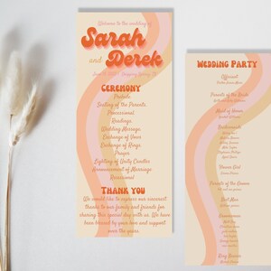 以下が含まれることがあります： レトロなデザインのウェディングセレモニーのプログラムで、波打つオレンジ、ピンク、ピーチの背景が特徴です。プログラムにはセレモニーの順番が記載されており、ゲストへの感謝のメッセージも含まれています。別のカードには、ウェディングパーティーのメンバーとその役割が記載されています。
