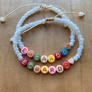 Bracciale con nome personalizzato con perline colorate. Rifinito con cuore, stella, farfalla o perlina in acciaio inossidabile. immagine 5