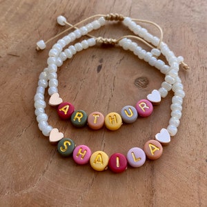 Bracciale con nome personalizzato con perline colorate. Rifinito con cuore, stella, farfalla o perlina in acciaio inossidabile. immagine 1