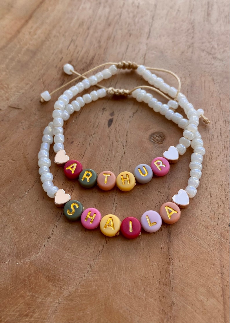 Bracciale con nome personalizzato con perline colorate. Rifinito con cuore, stella, farfalla o perlina in acciaio inossidabile. immagine 1