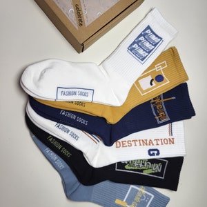 Gift set of 6 pairs of high-quality cotton socks with a trendy print.