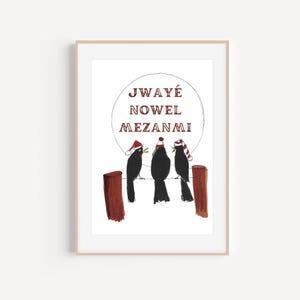 Peut inclure: Trois merles portant des bonnets de Père Noël rouges et blancs sont perchés sur un poteau de clôture. Les oiseaux regardent un cercle blanc avec le texte "JWAYÉ NOWEL MEZANMI" en rouge.