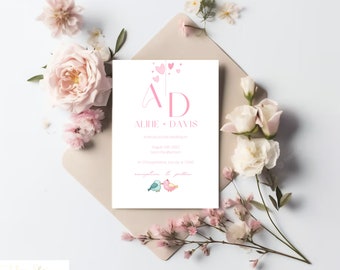 Pode incluir: Um convite de casamento rosa e branco com as iniciais "AD" em rosa, rodeado de corações rosas. O texto diz "Allie + Davis" e inclui a data e hora do casamento. O convite apresenta dois pássaros de desenho animado, um azul e outro rosa, com o texto "recepção a seguir".