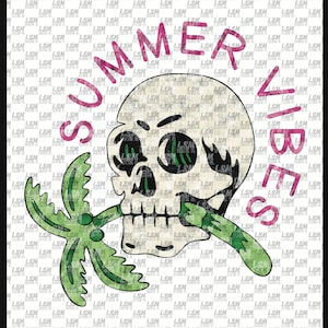 Puede incluir: Una ilustración de estilo vintage de una calavera con un palmera verde como sombrero. La calavera tiene ojos verdes y una boca rosa. El texto "SUMMER VIBES" está escrito en letras rosas alrededor de la calavera.