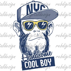 Puede incluir: Una gorra de béisbol azul y blanca con las letras "NYC" en la parte delantera. Un mono de dibujos animados que lleva la gorra y gafas de sol con rayos en las lentes. El mono tiene barba y bigote. El texto "Handsome Cool Boy" está debajo del mono.