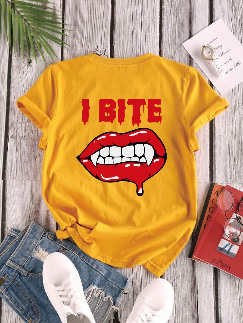 K&ouml;nnte beinhalten: Gelbes T-Shirt mit kurzen &Auml;rmeln, einem roten Vampir-Mund-Motiv und dem Text "I BITE" in Rot.