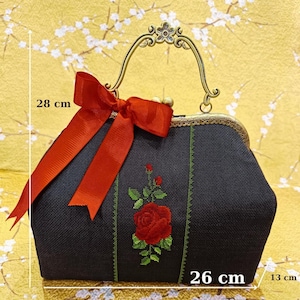 Rot-Pinke Rosenstickerei, Schwarzgraue Stofffarbe, Metall Kiss Lock Griff, langer Riemen im Barockstil, mittelgroße handgefertigte Damentasche