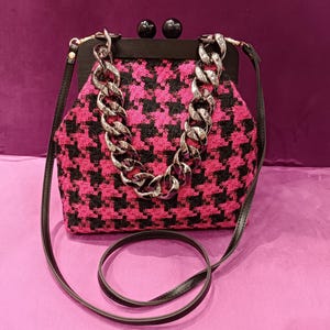 Rosa-Schwarze Tasche Hundezahn Muster, Wagnetic Holzgriff, handgefertigte gefütterte Damentasche, langer Riemen aus Kunstleder und graue Acrylkette