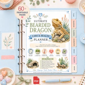Puede incluir: Una carpeta azul claro que contiene un planificador imprimible titulado The Ultimate Bearded Dragon Care & Health Planner. La portada presenta una ilustración en acuarela de un dragón barbudo, plantas del desierto e iconos para el seguimiento de cuidados.