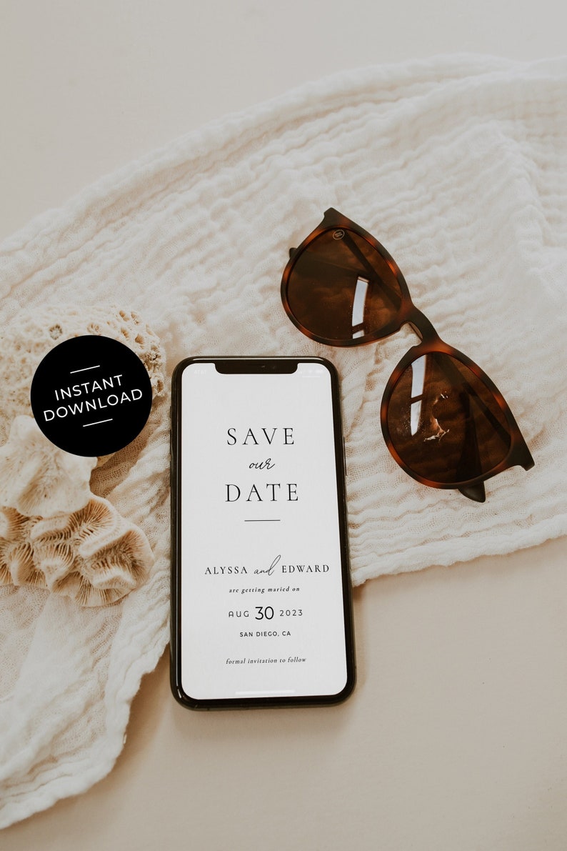Puede incluir: Un tel&eacute;fono inteligente que muestra un anuncio de guardar la fecha para la boda de Alyssa y Edward el 30 de agosto de 2023 en San Diego, California. El tel&eacute;fono est&aacute; sobre una superficie blanca texturizada con un par de gafas de sol marrones.