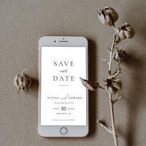 Puede incluir: La pantalla de un tel&eacute;fono inteligente blanco muestra un anuncio de guardar la fecha para la boda de Alyssa y Edward el 30 de agosto de 2023 en San Diego, California. El texto dice "Save our Date" con una l&iacute;nea debajo. El anuncio se muestra sobre un fondo blanco.