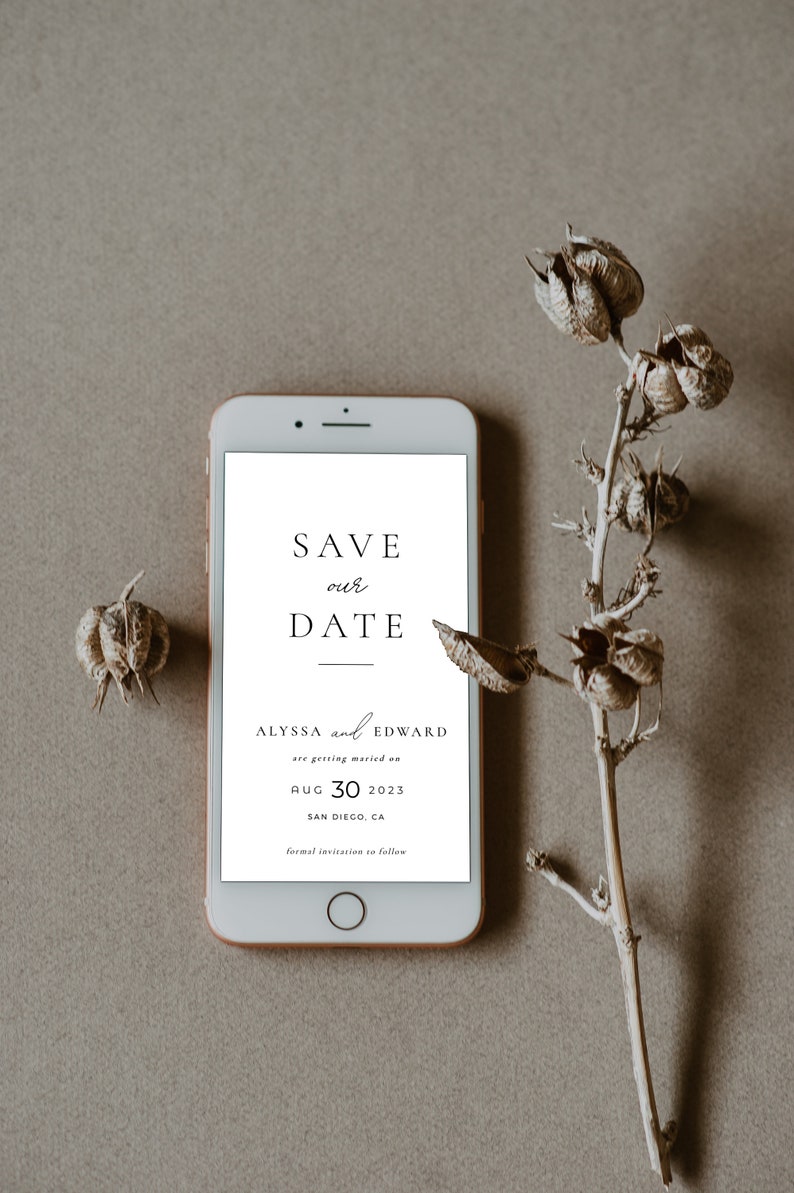 Puede incluir: La pantalla de un tel&eacute;fono inteligente blanco muestra un anuncio de guardar la fecha para la boda de Alyssa y Edward el 30 de agosto de 2023 en San Diego, California. El texto dice "Save our Date" con una l&iacute;nea debajo. El anuncio se muestra sobre un fondo blanco.
