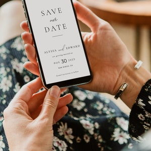 Puede incluir: Un tel&eacute;fono inteligente blanco que muestra un anuncio de guardar la fecha para la boda de Alyssa y Edward el 30 de agosto de 2023 en San Diego, California. El texto dice "Save our Date" e incluye los nombres de la pareja, la fecha de la boda y la ubicaci&oacute;n.