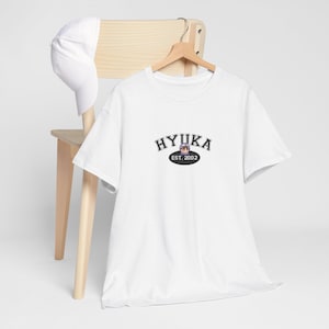 TXT ヒューニングカイ ブルーアワー バーシティTシャツ、Kポップ ユニセックス シャツ、TOMORROW X TOGETHER グッズ、カジュアル グラフィック トップス、音楽ファンへのギフト、コンサート衣装