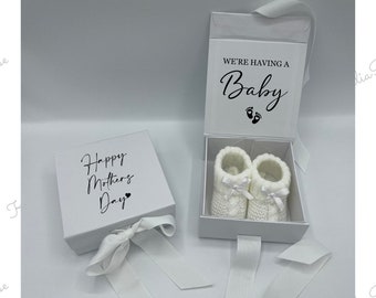 Heureuse fête des mères - coffret cadeau chaussons pour bébés - faire-part de grossesse - grands-parents, nounou, idée de cadeau pour bébé, chaussons tricotés, souvenir