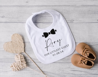 Onze kleinste gast Baby Boy Bib - trouwdag, kleine gast, speciaal, aandenken, babycadeau, vlinderdas, paginajongen, gepersonaliseerde slabbetje