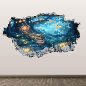 Op de afbeelding: Een muursticker met een fantasiebosscène. Het kunstwerk toont een pad dat leidt naar een oplichtende deur, omringd door bomen en verlicht door hangende lantaarns. De afbeelding is omlijst door een gescheurd muureffect, waardoor een 3D-illusie ontstaat.
