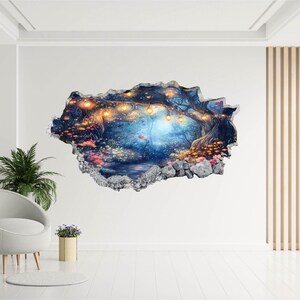 Może przedstawiać: Naklejka ścienna przedstawiająca iluzję 3D magicznej sceny leśnej. Grafika przedstawia świecący, niebieski las z wr&oacute;żkowymi światłami, kwiatami i ścieżką. Naklejka ma sprawiać wrażenie, że przebija się przez ścianę.