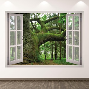 Könnte beinhalten: Ein Wandtattoo mit einem offenen Fenster mit Blick auf einen üppigen Wald. Der Rahmen zeigt einen großen, moosbewachsenen Baum mit weit ausladenden Ästen. Der Waldweg führt in die Ferne, umgeben von grünen Bäumen.