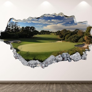 Könnte beinhalten: Ein 3D-Wandtattoo mit einer Golfplatzszene. Das Bild zeigt einen grünen Golfplatz mit Bäumen, Sandfallen und einem blauen Himmel mit Wolken. Das Tattoo ist so gestaltet, dass es wie ein Loch in der Wand aussieht.