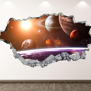 Puede incluir: Un vinilo decorativo que representa una escena espacial en 3D, con planetas, estrellas y un sol brillante. El diseño crea la ilusión de un agujero en la pared, revelando el cosmos. Los bordes están enmarcados con un borde texturizado, gris, similar a la piedra.