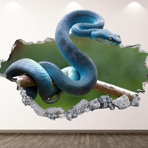 Puede incluir: Una vibrante serpiente azul enrollada alrededor de una rama marrón, que parece emerger de una pared. Las escamas de la serpiente tienen una apariencia texturizada, y el fondo es de un verde suave. La imagen está diseñada para parecer un efecto 3D.