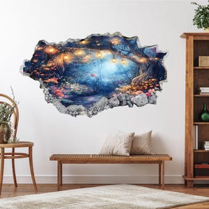 Może przedstawiać: Naklejka ścienna przedstawiająca iluzję 3D magicznej sceny leśnej. Grafika przedstawia tętniący życiem, świecący las ze ścieżką, drzewami i światełkami. Naklejka jest obramowana imitacją kamiennej granicy.