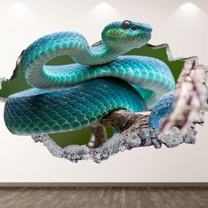 Könnte beinhalten: Eine lebendige, türkis gefärbte Schlange mit grünem Kopf und stechenden Augen, die sich um einen Ast windet. Die Schlange scheint aus einer Wand herauszukommen und erzeugt einen 3D-Effekt. Der Hintergrund ist ein sanftes Grün.