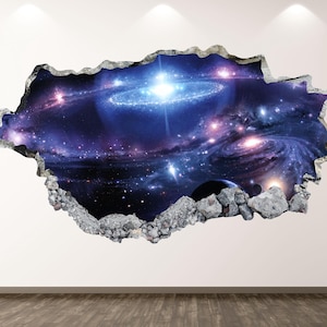 Könnte beinhalten: Ein Wandtattoo mit einer lebendigen Darstellung einer Galaxie, mit wirbelnden Nebeln, Sternen und einem hellen zentralen Licht. Das Bild wird von einem simulierten Loch in der Wand mit einem strukturierten, grauen Betonrand umrahmt.