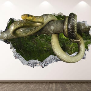 Puede incluir: Un adhesivo de pared realista que representa una serpiente verde y amarilla enrollada alrededor de una rama de árbol. Las escamas de la serpiente son detalladas, y el fondo muestra un bosque verde. El adhesivo crea un efecto 3D.