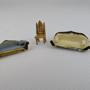 Conjunto de móveis antigos para casa de bonecas alemãs: Microminiaturas em estilo neogótico
