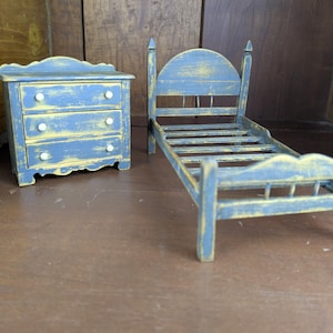 Conjunto de quarto de casa de bonecas alemã antiga, c.1900, móveis em miniatura pintados de azul, acabamento original