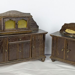 Conjunto de móveis antigos para casa de bonecas alemãs: armário e aparador em miniatura vitorianos