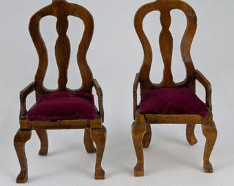 Coppia di sedie per casa delle bambole Queen Anne con sedili in velluto, miniature vintage