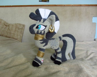 Peluche de poni Zecora con diseño de fan art