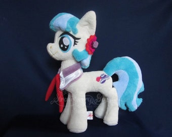 Peluche de poni Coco Pommel con diseño de fan art