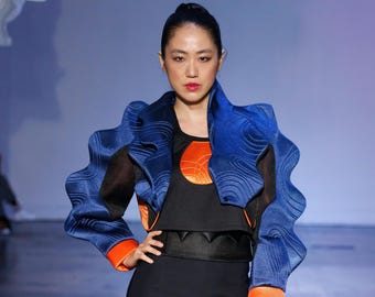 Il bolero sportivo chic: giacca corta blu, arancione e nera / bolero sportivo chic in blu, arancione e nero