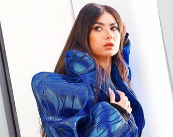 The Pulse Bomber — Bombardiere scultoreo blu elettrico