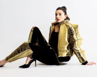 The Serpent Armor Bomber — Lunga giacca futuristica con punte dorate